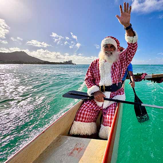 Santa Surfs into Waikīkī on a Canoe in Annual Holiday Tradition